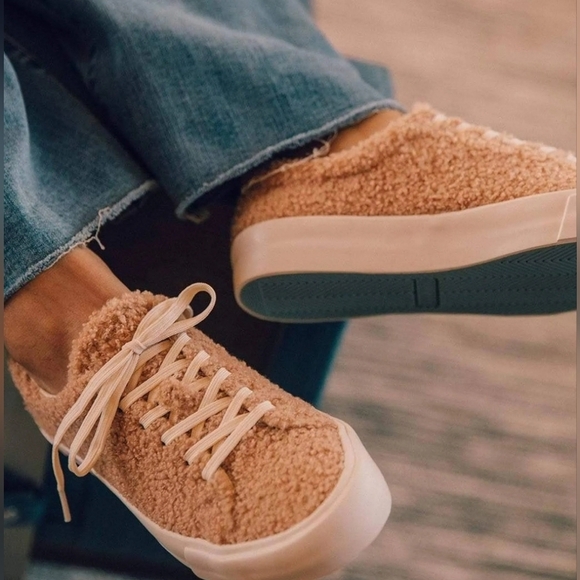 SeaVees, Gallery Faux Shearling Sneaker, (Blonde) Tan, Size 6 - Picture 5 of 13